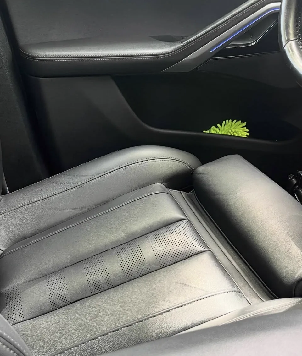 Lederen zetel na detailing
